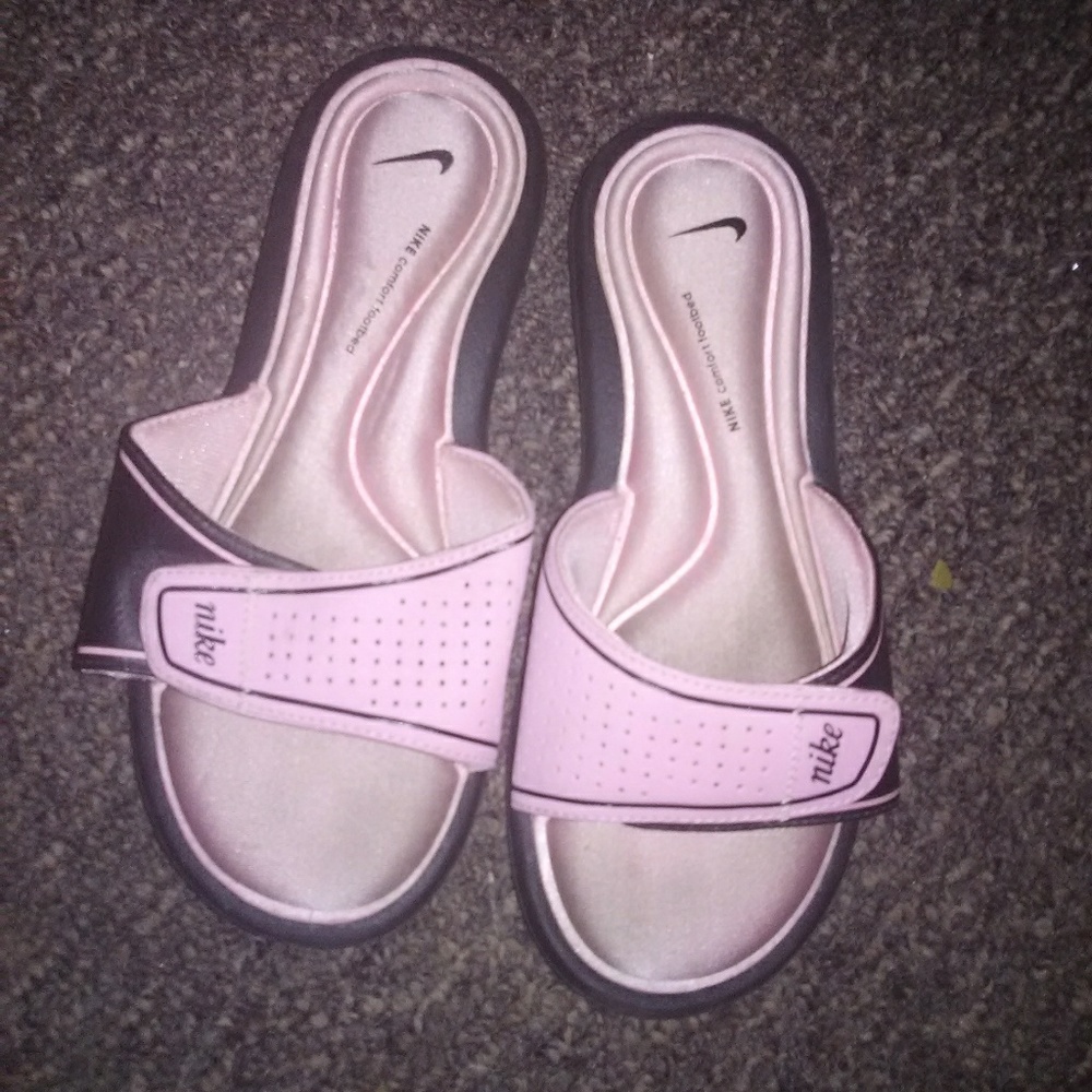 Nike cushioned sandals